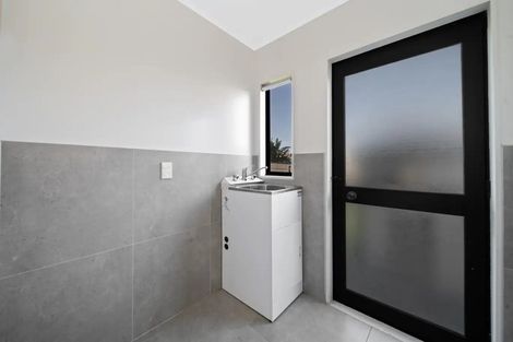 Photo of property in 22 Dungarvon Place, Clendon Park, Auckland, 2103