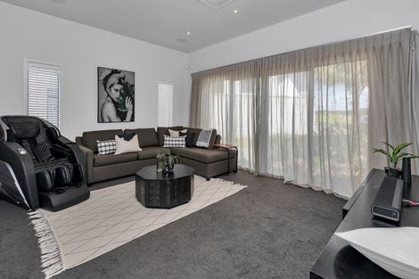 Photo of property in 25 Waitemata Drive, One Tree Point, 0118