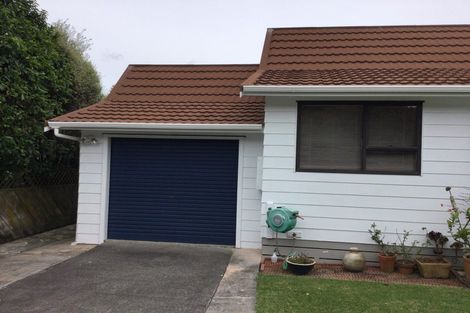 Photo of property in 7 Vardon Road, Green Bay, Auckland, 0604