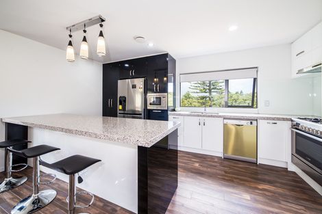 Photo of property in 3b De Val Drive, Titirangi, Auckland, 0604