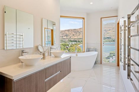 Photo of property in 32 Lismore Street, Wanaka, 9305