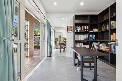 Photo of property in 16 Almond Grove, Greenhithe, Auckland, 0632