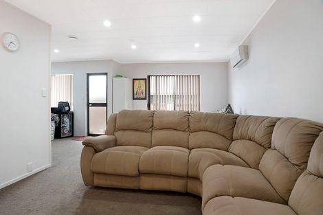 Photo of property in 2/10 Charisma Place, Randwick Park, Auckland, 2105