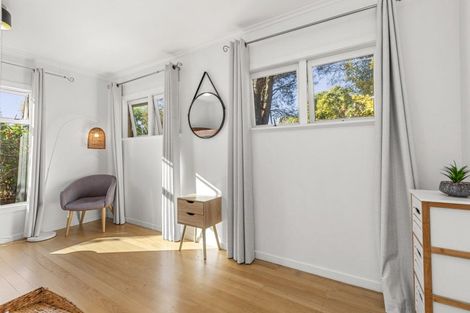 Photo of property in 1 Cross Street, Raglan, 3225