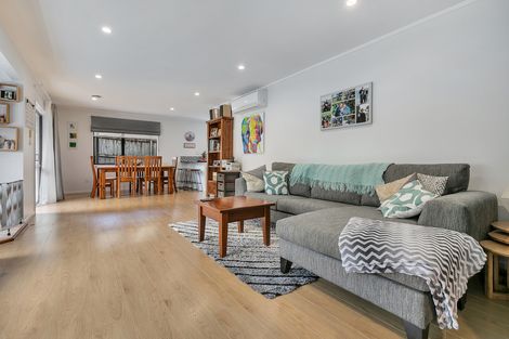 Photo of property in 38 Sailfish Drive, West Harbour, Auckland, 0618