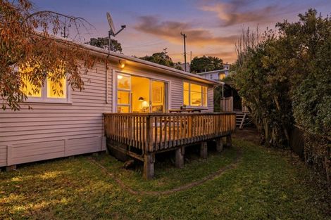 Photo of property in 129 Ruskin Road, Newlands, Wellington, 6037