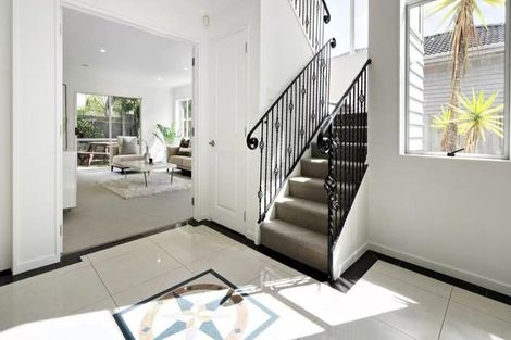 Photo of property in 11a Gerwyn Place, Pakuranga Heights, Auckland, 2010