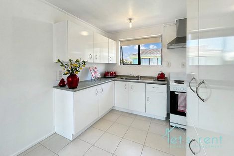 Photo of property in 18 Halloran Place, Massey, Auckland, 0614