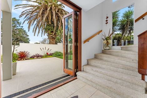 Photo of property in 22 Tiri Road, Milford, Auckland, 0620