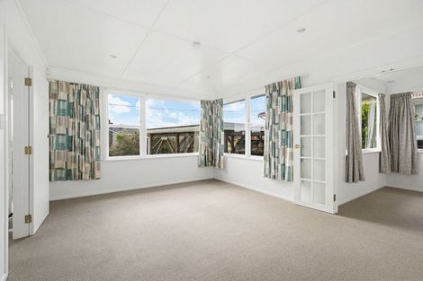 Photo of property in 4 Beverley Grove, Paparangi, Wellington, 6037