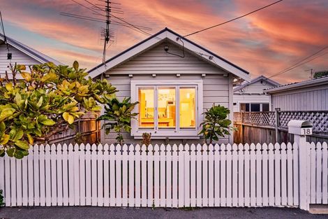 Photo of property in 18 Apu Crescent, Lyall Bay, Wellington, 6022