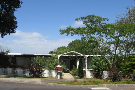 Photo of property in 12 Easton Park Parade, Glenfield, Auckland, 0629