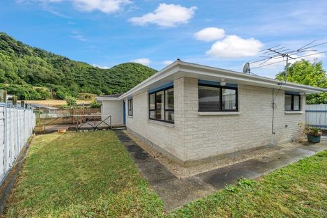 Photo of property in 42 Hartford Crescent, Totara Park, Upper Hutt, 5018