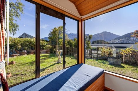 Photo of property in 75 Cedar Drive, Kelvin Heights, Queenstown, 9300