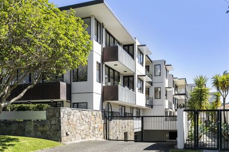 Photo of property in 2a/7 Frieston Road, Milford, Auckland, 0620