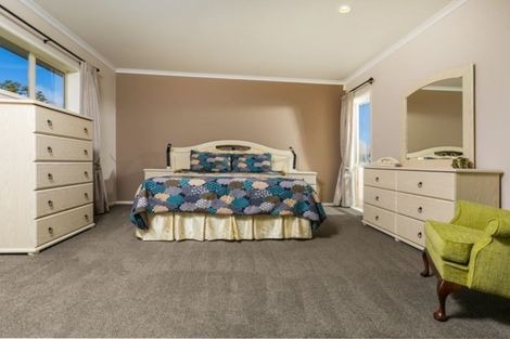 Photo of property in 2 Kittiwake Drive, Schnapper Rock, Auckland, 0632