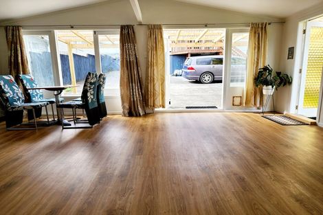 Photo of property in 4 Paton Avenue, Te Atatu South, Auckland, 0610