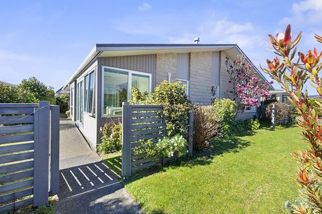 Photo of property in 13 John Guthrie Place, Merrilands, New Plymouth, 4312