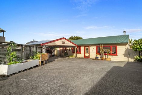 Photo of property in 1/230 East Coast Road, Forrest Hill, Auckland, 0620
