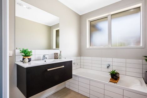 Photo of property in 34 Mooring Close, Whitby, Porirua, 5024