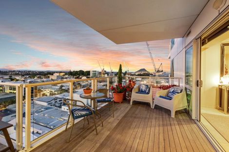 Photo of property in 72 Devonport Road, Tauranga, 3110