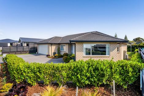 Photo of property in 12 Oakmont Crescent, Waiwhakaiho, New Plymouth, 4312