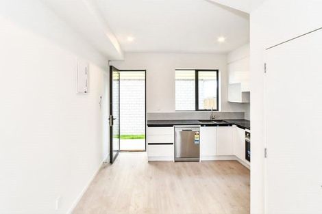 Photo of property in 2/3226 Great North Road, New Lynn, Auckland, 0600