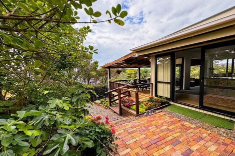 Photo of property in 71 Howard Road, Orere Point, Papakura, 2585