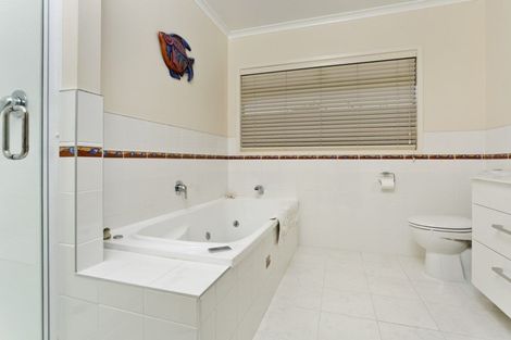 Photo of property in 1a Lake Road, Northcote, Auckland, 0627