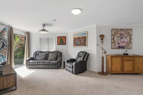 Photo of property in 5 Springwater Vale, Unsworth Heights, Auckland, 0632