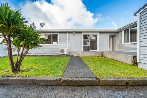 Photo of property in 13e York Crescent, Westown, New Plymouth, 4310