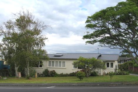 Photo of property in 2/1006 Beach Road, Torbay, Auckland, 0630