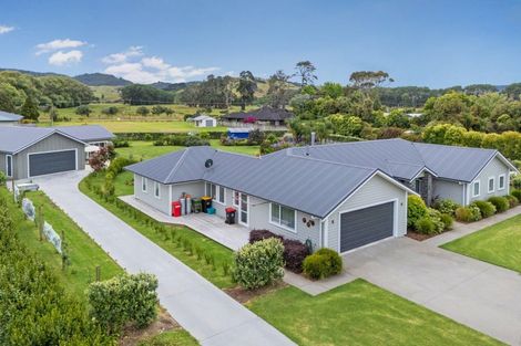 Photo of property in 10 Austin Drive, Whitianga, 3510