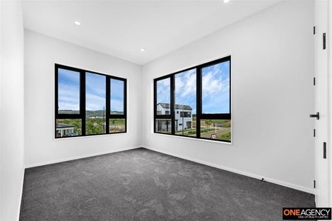 Photo of property in 18 Waimarie Drive, Karaka, 2578