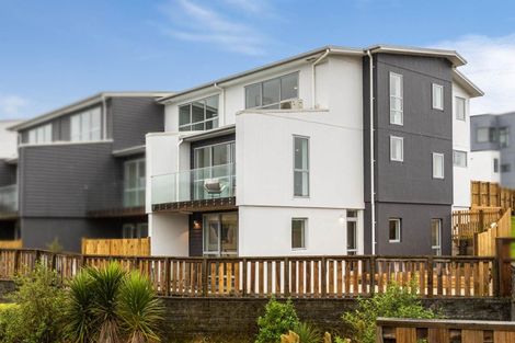 Photo of property in 1/10 Vinifera Place, Fairview Heights, Auckland, 0632