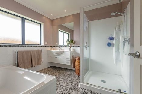 Photo of property in 186 Pacific Drive, Fitzherbert, Palmerston North, 4410