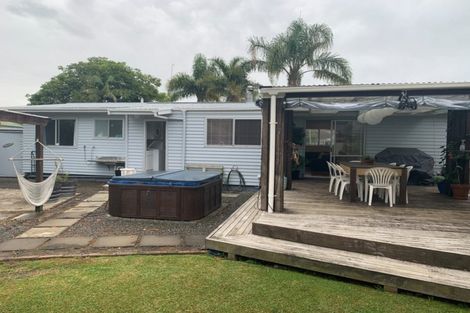 Photo of property in 18 Walton Street, Red Beach, 0932