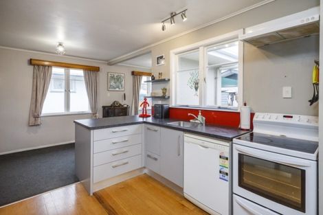 Photo of property in 33 Peters Avenue, Cloverlea, Palmerston North, 4412
