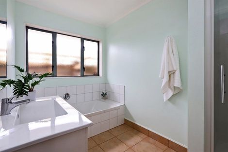 Photo of property in 28 Kensington Drive, Taradale, Napier, 4112