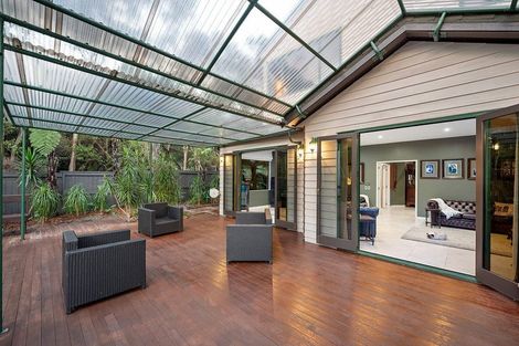 Photo of property in 28 Tyrico Close, Unsworth Heights, Auckland, 0632