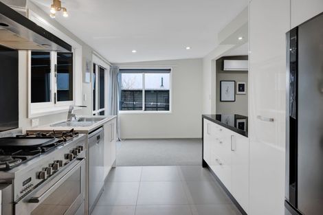 Photo of property in 70 Seaview Road, Marfell, New Plymouth, 4310