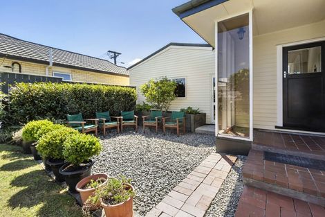 Photo of property in 1 Pinkerton Grove, Newlands, Wellington, 6037