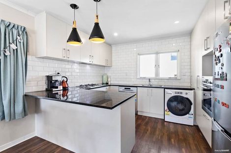 Photo of property in 6 Celsmere Lane, Te Atatu Peninsula, Auckland, 0610