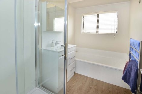 Photo of property in 14 Royalty Rise, Red Beach, 0932