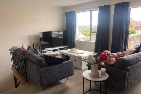 Photo of property in 3/84 Pupuke Road, Hillcrest, Auckland, 0627