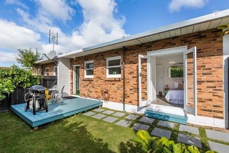 Photo of property in 2/783 Te Atatu Road, Te Atatu Peninsula, Auckland, 0610