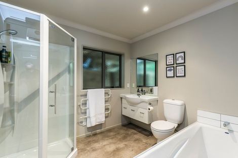 Photo of property in 61 Glanmire Road, Newlands, Wellington, 6037