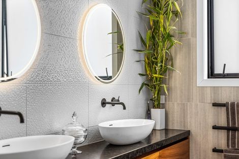 Photo of property in 131a Beach Road, Castor Bay, Auckland, 0620