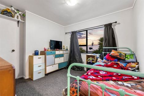 Photo of property in 13 Moxham Grove, Massey, Auckland, 0614