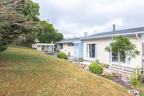 Photo of property in 18 Colchester Crescent, Newlands, Wellington, 6037